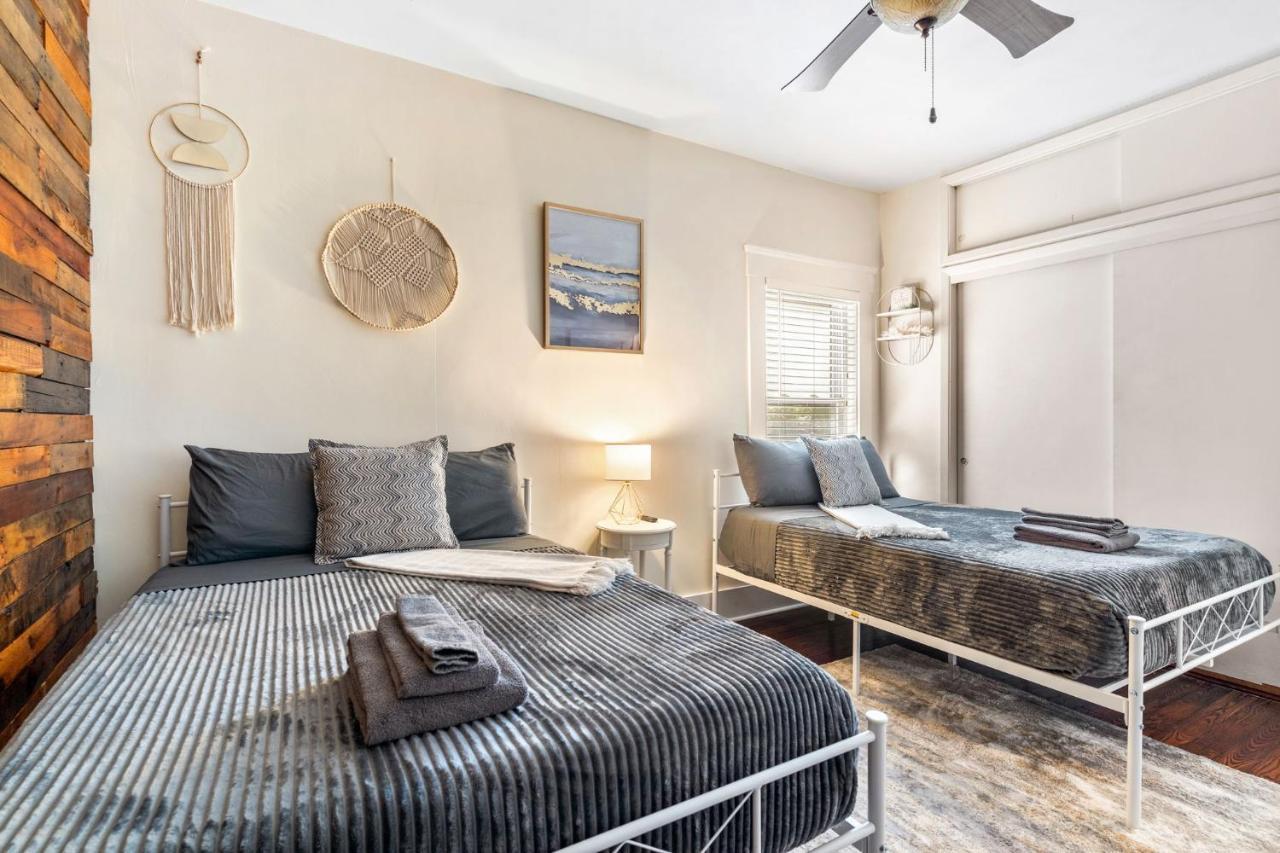 Four Different Options At One Great Location-- 1 - Spacious 3 Bed 2 Bath House Or 2- 2Nd Floor 2 Bed 1 Bath Guesthouse Or 3- 1St Floor Studio Or 3- A Tiny Home Rv Tampa Exterior foto