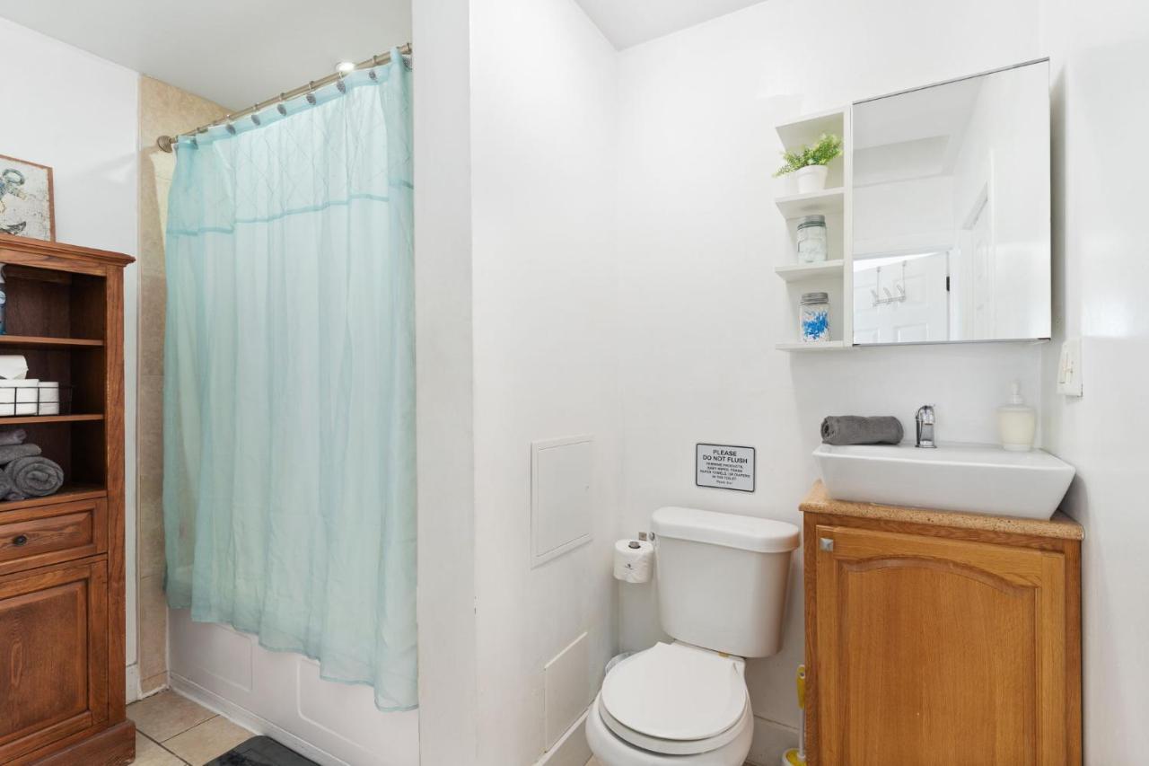 Four Different Options At One Great Location-- 1 - Spacious 3 Bed 2 Bath House Or 2- 2Nd Floor 2 Bed 1 Bath Guesthouse Or 3- 1St Floor Studio Or 3- A Tiny Home Rv Tampa Exterior foto
