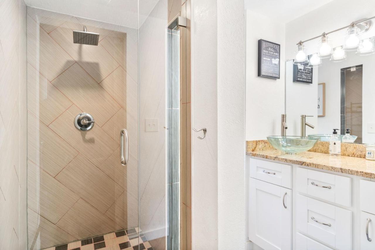 Four Different Options At One Great Location-- 1 - Spacious 3 Bed 2 Bath House Or 2- 2Nd Floor 2 Bed 1 Bath Guesthouse Or 3- 1St Floor Studio Or 3- A Tiny Home Rv Tampa Exterior foto