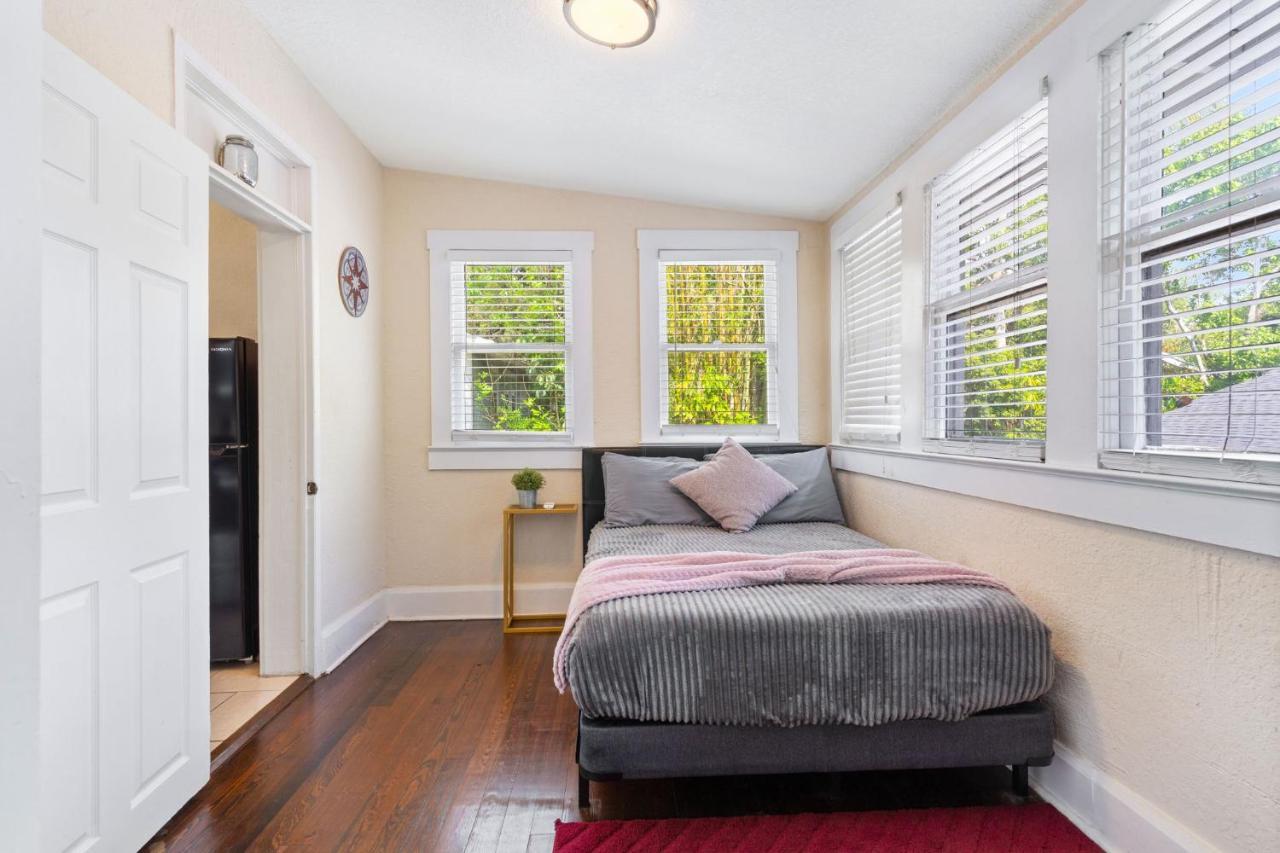 Four Different Options At One Great Location-- 1 - Spacious 3 Bed 2 Bath House Or 2- 2Nd Floor 2 Bed 1 Bath Guesthouse Or 3- 1St Floor Studio Or 3- A Tiny Home Rv Tampa Exterior foto