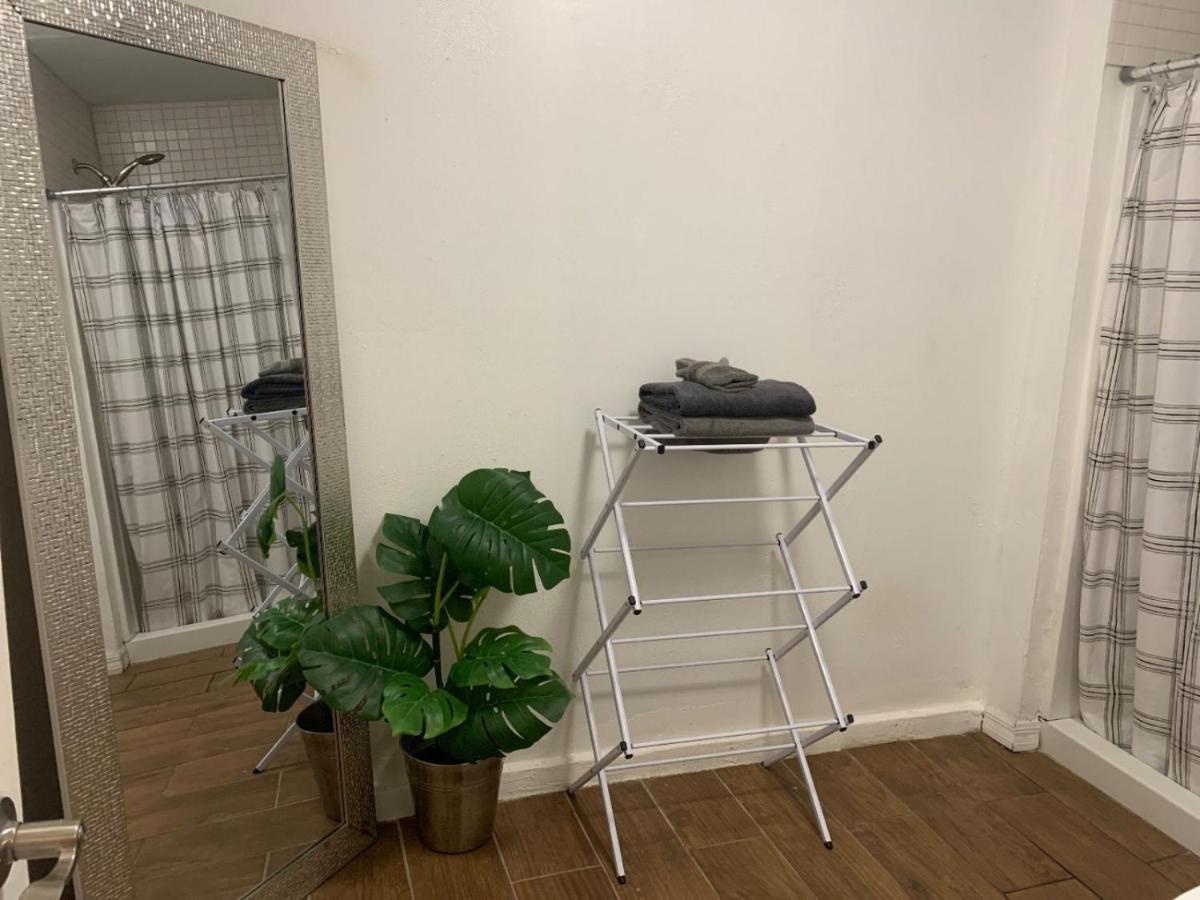 Four Different Options At One Great Location-- 1 - Spacious 3 Bed 2 Bath House Or 2- 2Nd Floor 2 Bed 1 Bath Guesthouse Or 3- 1St Floor Studio Or 3- A Tiny Home Rv Tampa Exterior foto